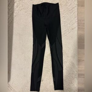 Black Lululemon leggings w design